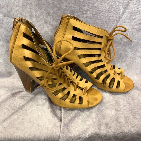 Delicious "Richelle" Caged Shoes - Picture 3 of 7